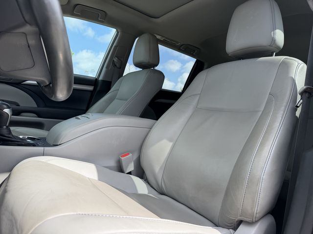 2019 Toyota Highlander XLE Silver at Toyota of Victoria