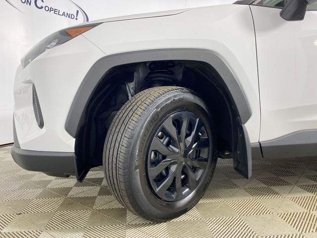 2021 Toyota RAV4 LE photo