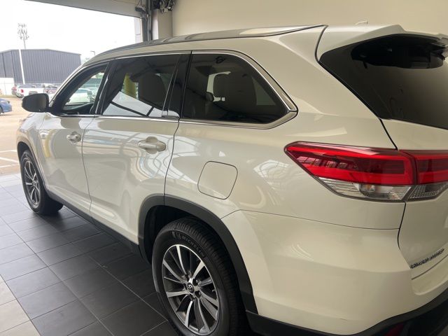2019 Toyota Highlander XLE White at Classic Chevrolet Galveston