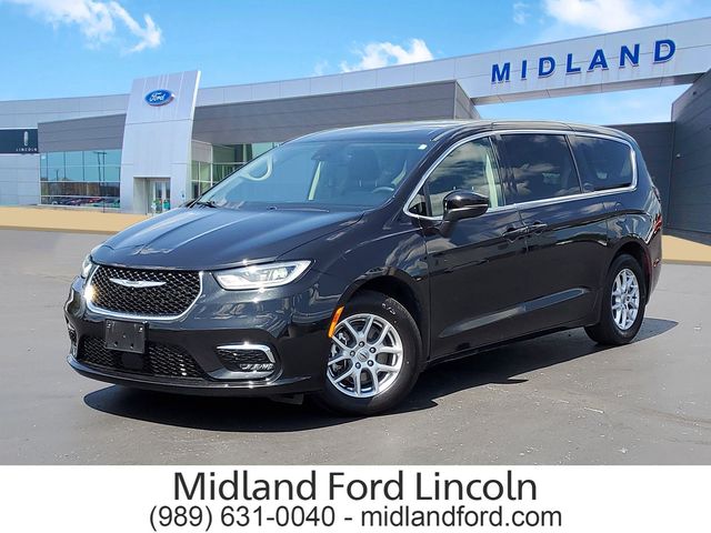 Brilliant Black Crystal Pearlcoat 2023 Chrysler Pacifica Minivan Front-Wheel Drive 9-Speed Automatic