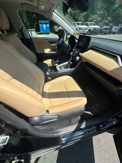 Used 2022 Black Toyota XLE Premium image 9