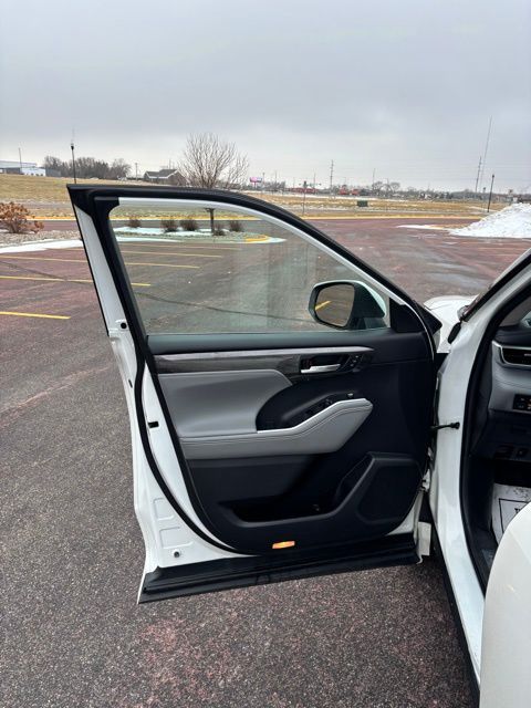 2021 Toyota Highlander Hybrid Platinum