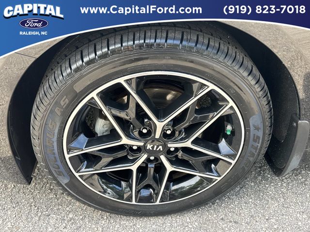 Used 2020 Black Kia SE image 13