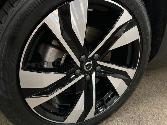 2023 Volvo XC40 B5 Plus Dark Theme
