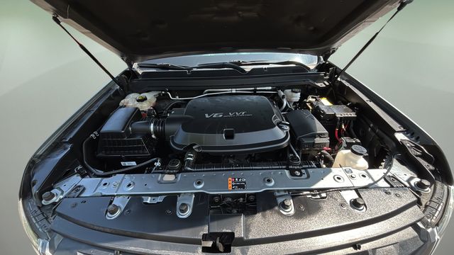 Used 2022 Gray Chevrolet Z71 image 31