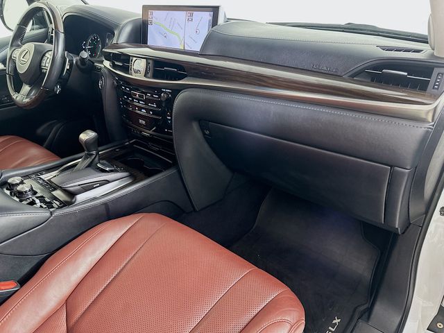2016 Lexus LX 570 32