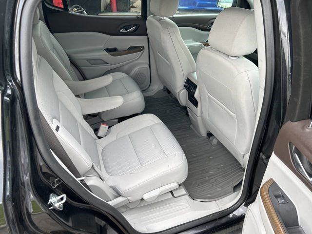 2022 GMC Acadia SLE photo