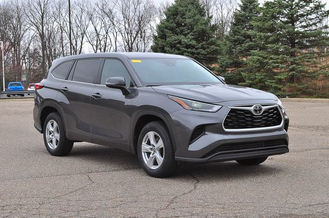 Magnetic Gray Metallic 2023 Toyota Highlander L FWD SUV / Crossover Front-Wheel Drive 8-Speed Automatic