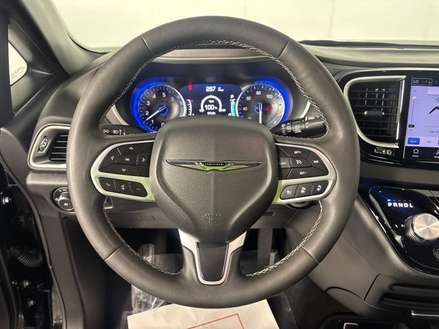 Used 2025 Chrysler Pacifica Van