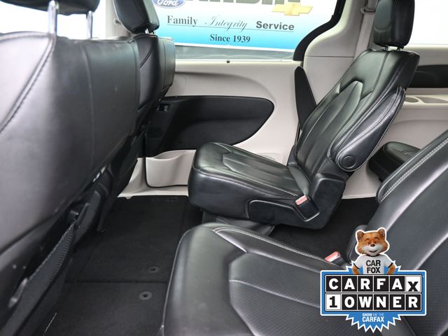 2023 Chrysler Pacifica Touring L photo