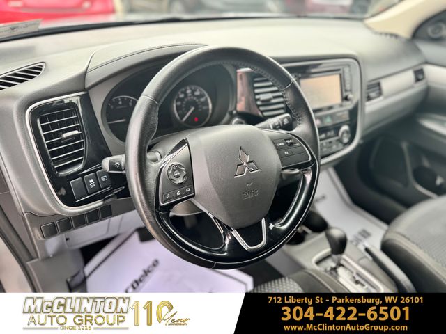 2016 Mercury Gray Metallic Mitsubishi Outlander SE 4X4 SUV