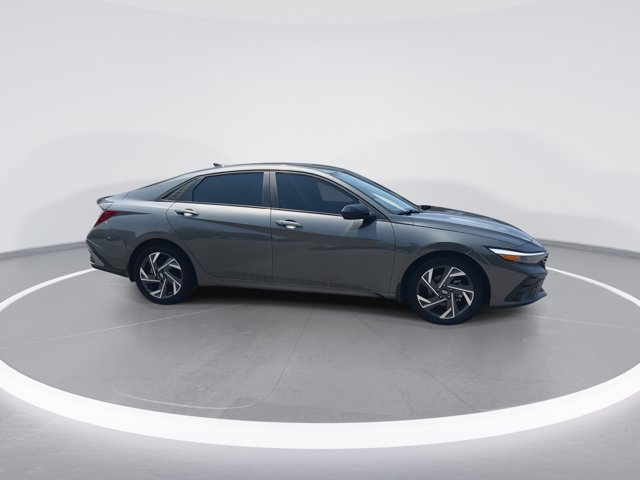 Used 2025 Gray Hyundai SEL Sport image 9