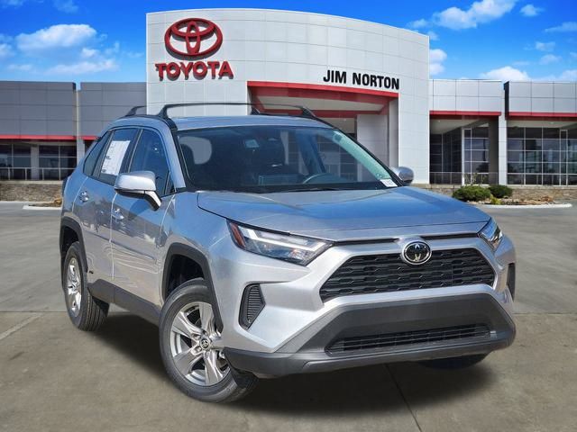 2025 Toyota RAV4 XLE's photo