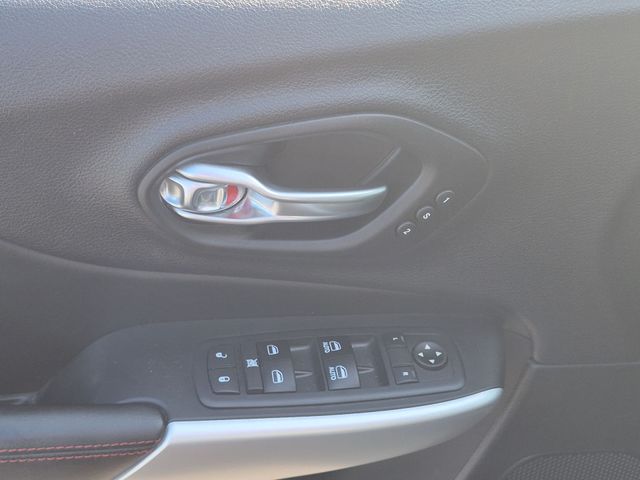 Used 2018 Silver Jeep Trailhawk image 13