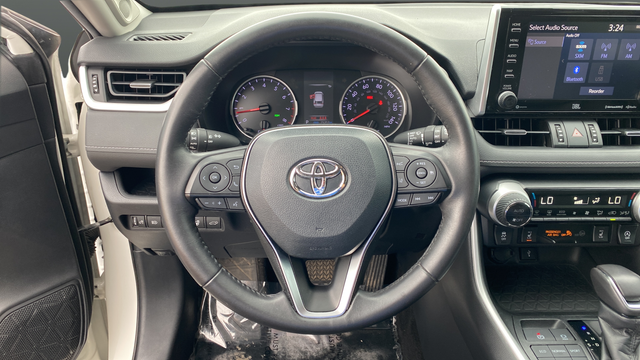 Used 2020 White Toyota XLE Premium image 17