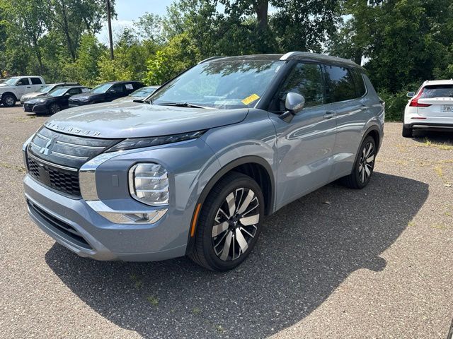 Gray 2025 Mitsubishi Outlander SUV / Crossover Front-Wheel Drive Continuously Variable Transmission