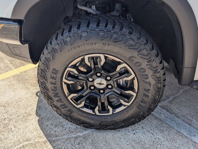 Certified Used 2025 White Chevrolet ZR2 image 9