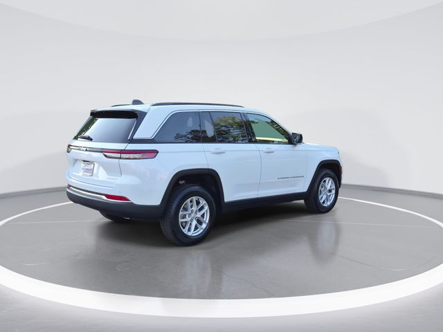 New 2026 Bright White Clear-Coat Exterior Paint Jeep Laredo X image 8