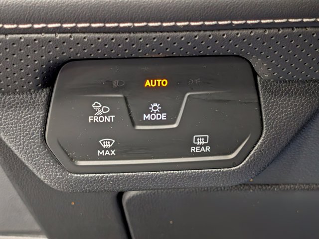 Used 2024  Volkswagen 2.0T SE w/Technology image 12
