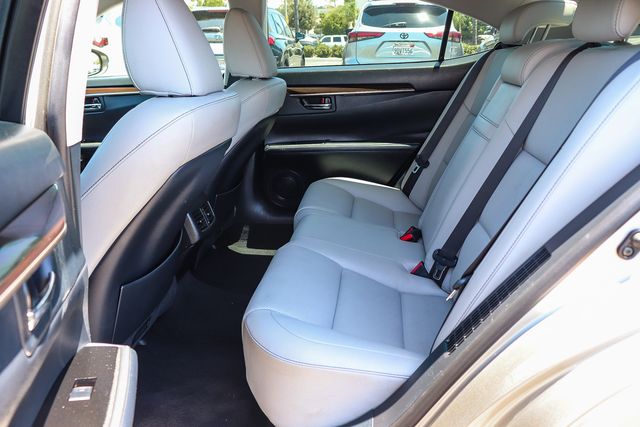 Used 2018 Silver Lexus 300h image 20