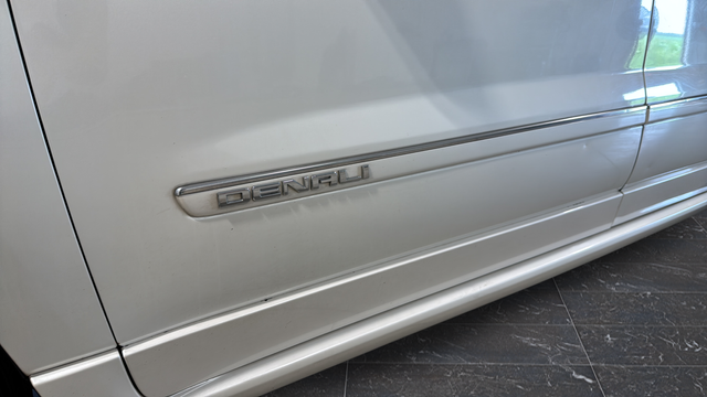 Used 2014 White Diamond Clearcoat GMC Denali image 40