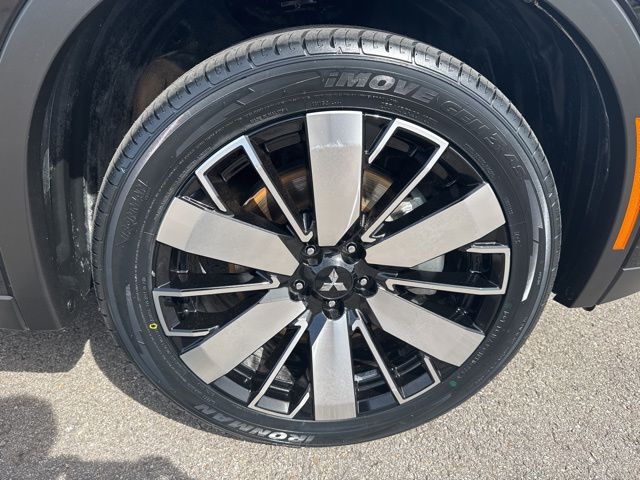 Used 2025  Mitsubishi SE image 10