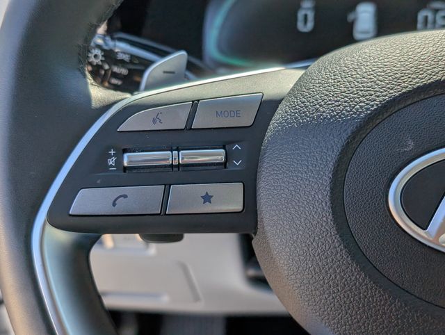 Used 2025 White Hyundai SEL image 16