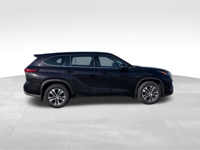 used 2021 Toyota Highlander car, priced at $28,899