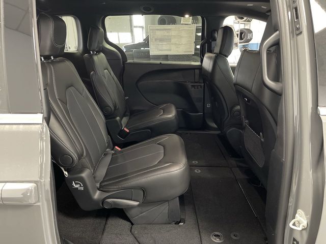 2025 Chrysler Pacifica Select photo