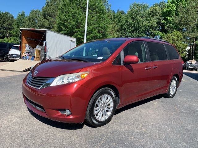 2012 Toyota Sienna XLE 7-Passenger Auto Access Se photo