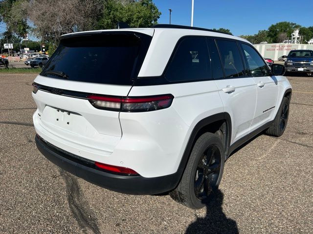 2022 Bright White Clearcoat Jeep Grand Cherokee Altitude 4X4 SUV