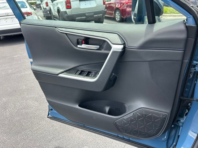 2025 Toyota RAV4 XSE - Photo 30