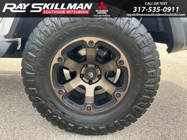 Used 2019 White Jeep Unlimited Sahara image 12