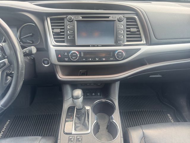 2019 Toyota Highlander XLE - Blizzard Pearl exterior view 12