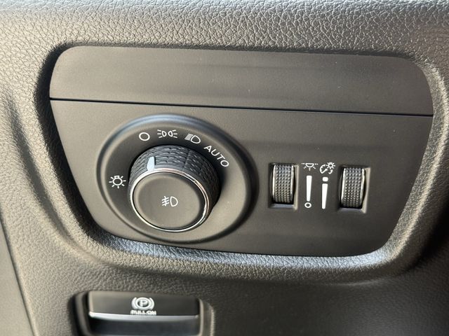 2023 Jeep Grand Cherokee Limited Silver at River Oaks CDJR