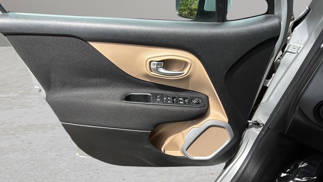 Used 2015 Silver Jeep Latitude image 17