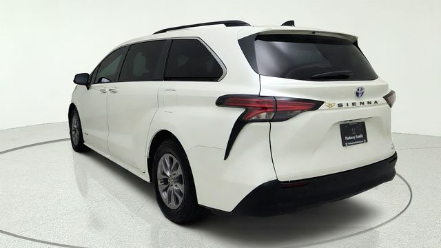 2021 Toyota Sienna XLE White at Community Toyota