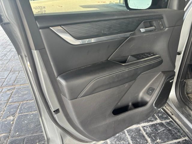 Used 2025 Silver GMC Elevation image 9