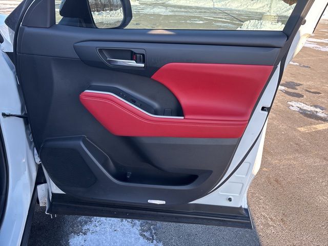 used 2022 Toyota Highlander car, priced at $31,899