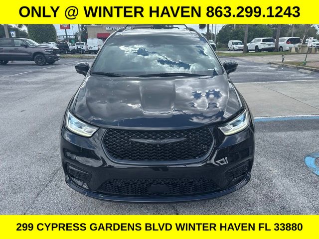 2023 Brilliant Black Crystal Pearlcoat Chrysler Pacifica Touring L FWD Van