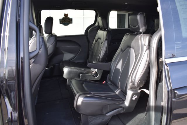 Used 2025 Chrysler Pacifica Van