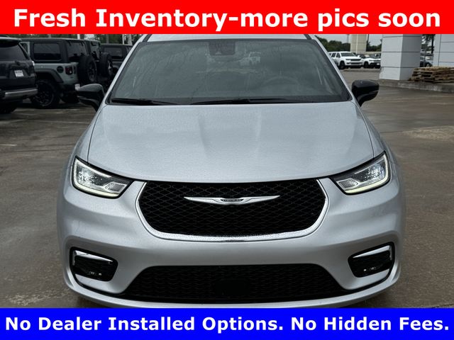 2026 Chrysler Pacifica Limited Silver at Mac Haik CDJR North Houston
