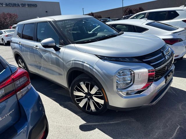 Silver 2025 Mitsubishi Outlander SE FWD SUV / Crossover Front-Wheel Drive Continuously Variable Transmission
