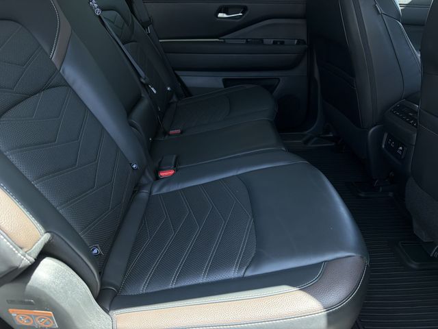 Used 2024 White Nissan Platinum image 39