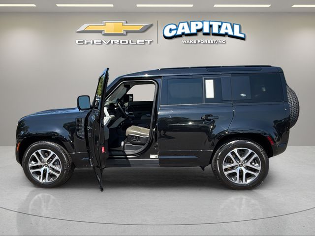 Used 2022  Land Rover SE image 9