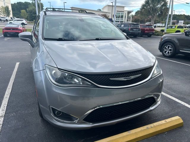 Used 2018 Silver Chrysler Touring L image 3