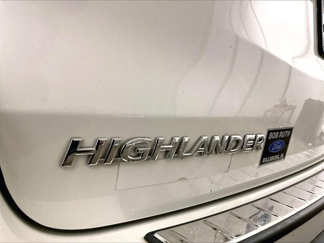2019 Toyota Highlander XLE White at Subaru and VW of Moon Township