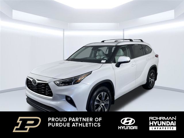 White (Wind Chill Pearl) 2023 Toyota Highlander SUV / Crossover All-Wheel Drive 8-Speed Automatic