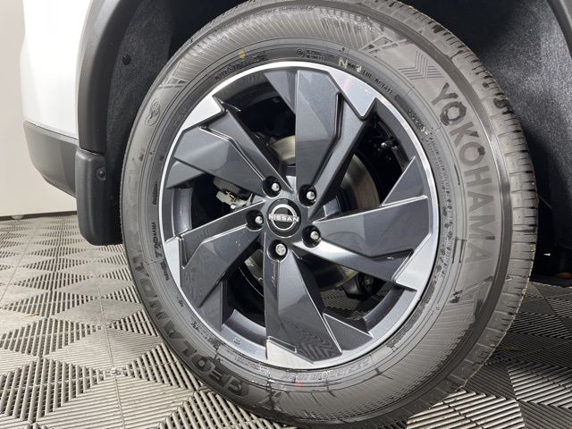 2025 Everest White Pearl Nissan Rogue SV FWD SUV