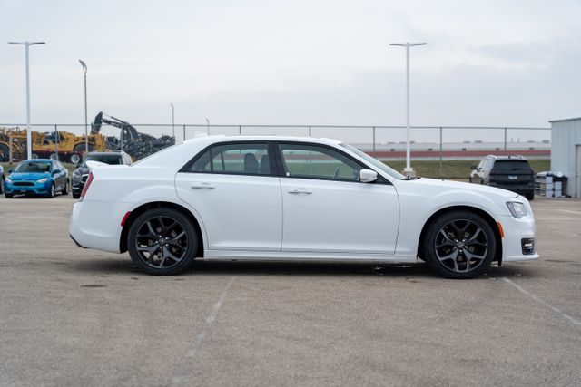 2022 Chrysler 300 S 8